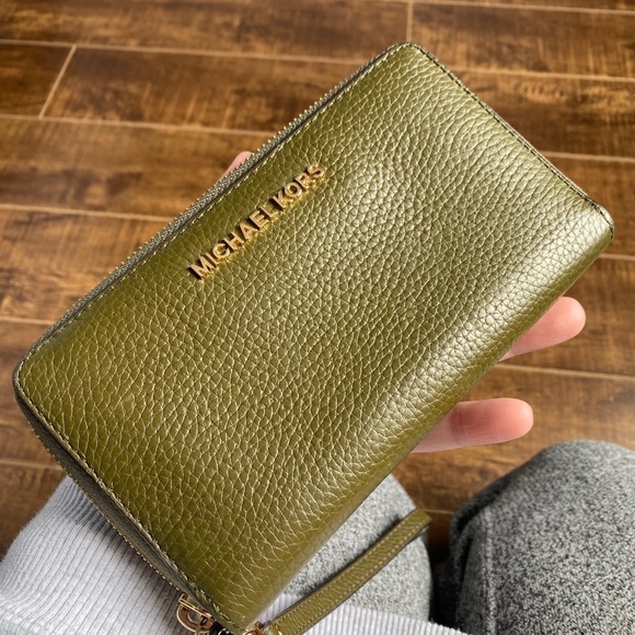 SOLD- Michael Kors wallet - Picture 1 of 10